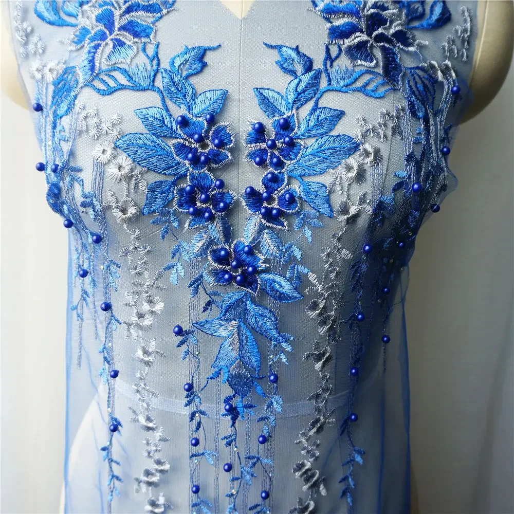 Niebieska koronka tkaniny kwiatowe koraliki Rhinestone V kołnierz haftowana suknia aplikacje Mesh Sew Patch na ślub sukienka dekoracyjna DIY — zdjęcie 3