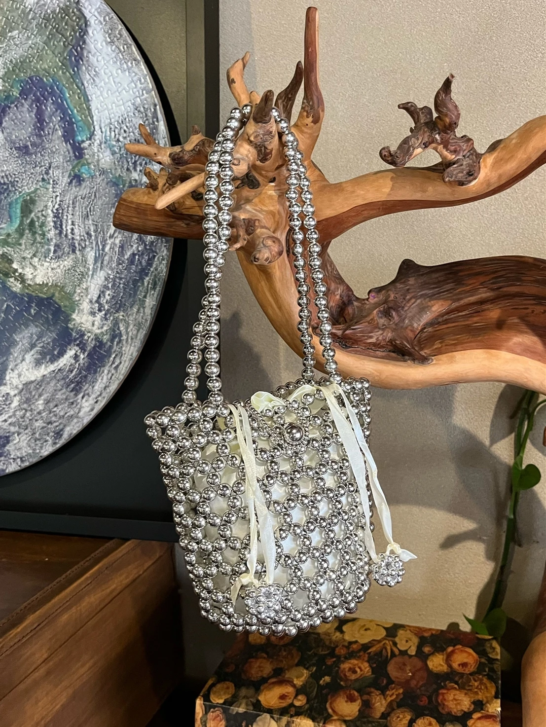 

Handcrafted Silver Bead Hollow out Pearl Bucket Handbag Woven round Cylinder Tote Bag Women's Fashion Summer 2024 Daily Use