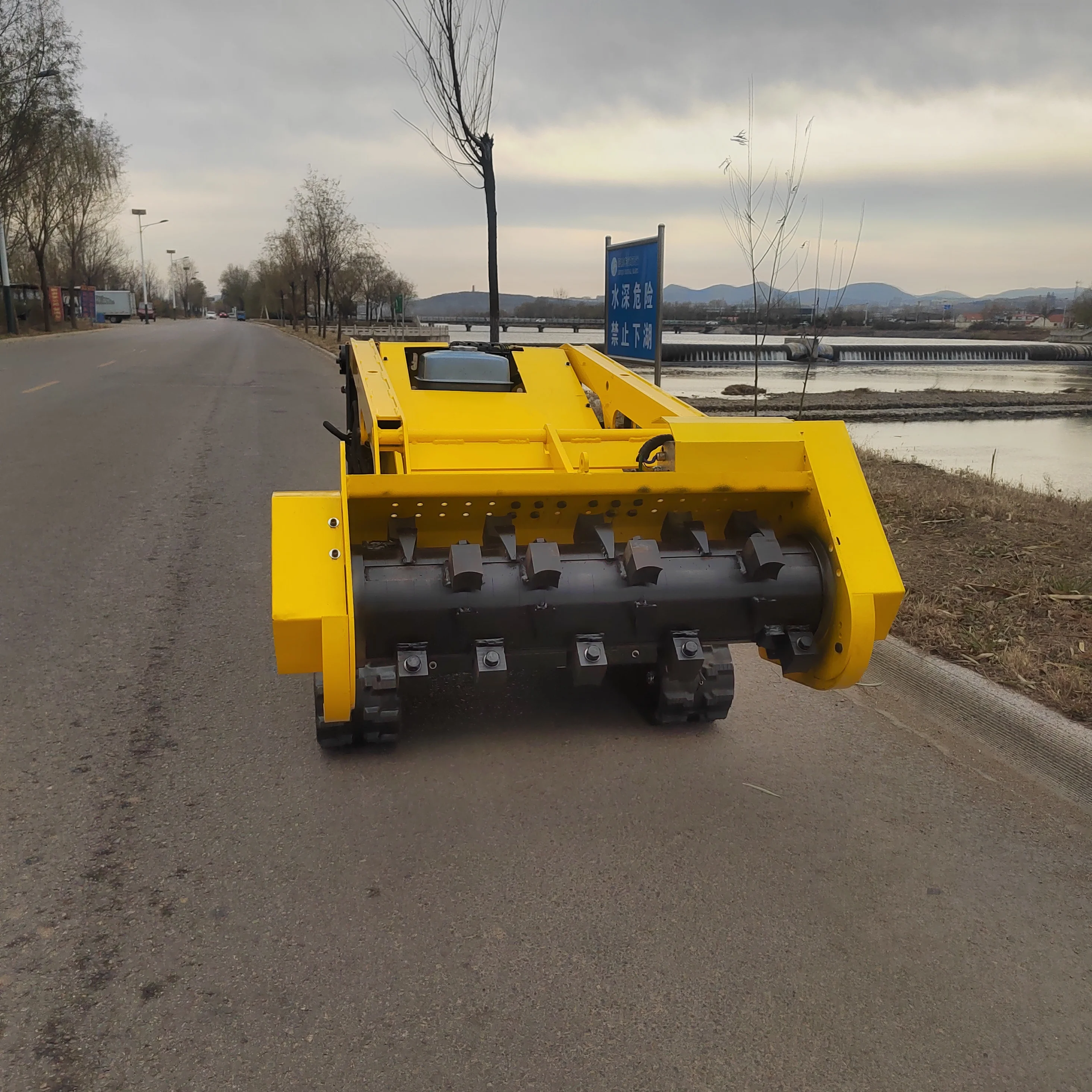 Tosaerba semovente, robot diserbatore robot automatico con telecomando |   Tracce cingolate per tutti i terreni per Reclamatio da giardino