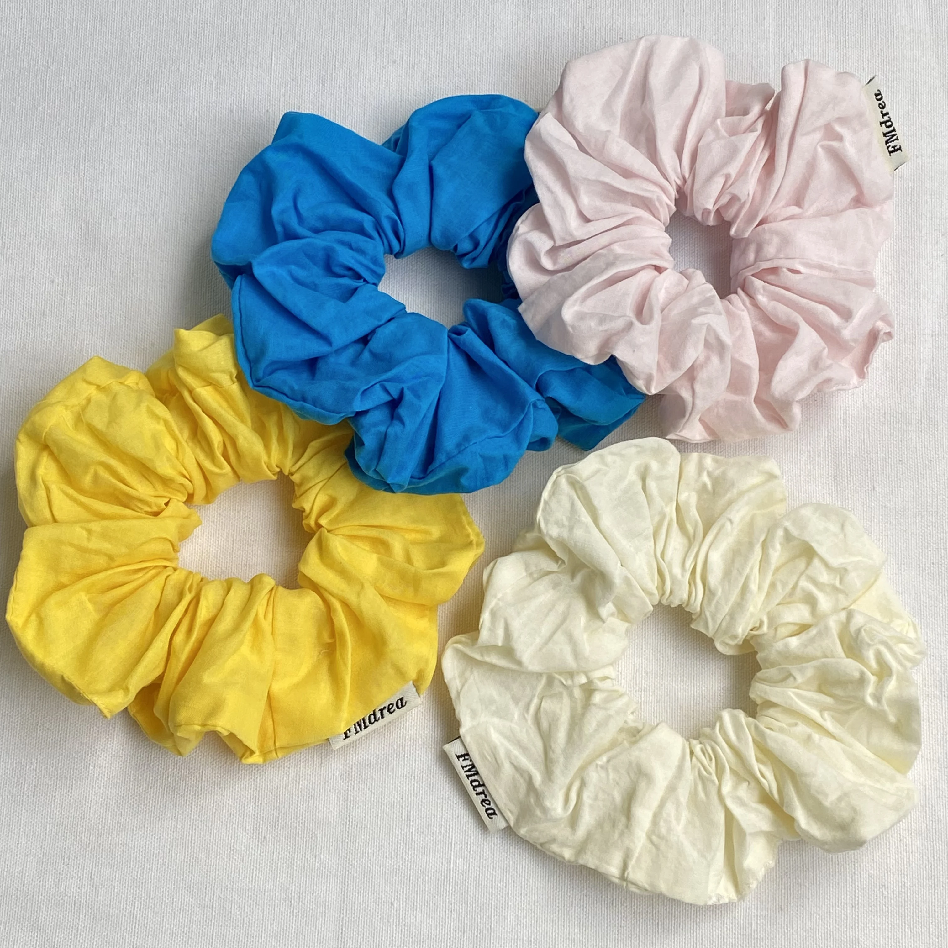 Einfaches, einfarbiges, weißes und kühles blaues Scrunchie aus grobem Haargummi, farbenfrohes, vielseitiges Sommer-Haargummi für den täglichen Gebrauch, Pferdeschwanz-Haaraccessoire – Detail 7