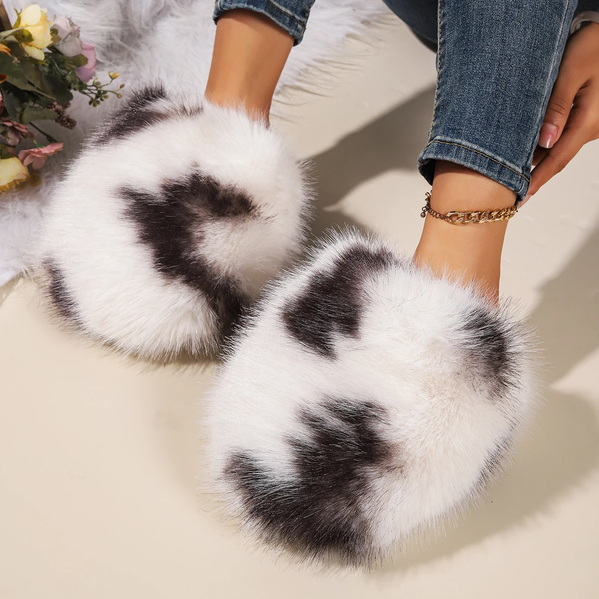 

Summer Women Luxury Pearl Slippers New Square Toe Beach Flat Sandals Comfortable Non Slip Slippers Big Size Shoes Slides Women