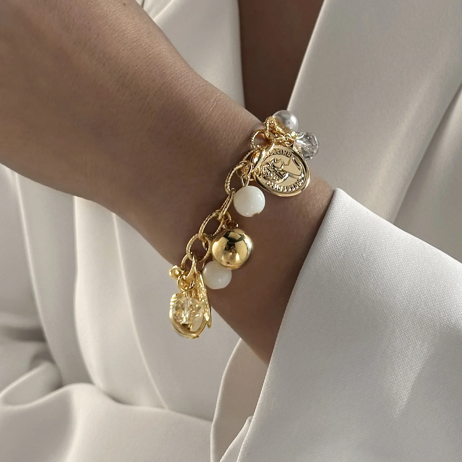 

Vintage Gold Color Portrait Coin Pendant Bracelet For Women Heart Flower Crystal Charm Thick Chain Bracelet Fashion Jewelry Gift