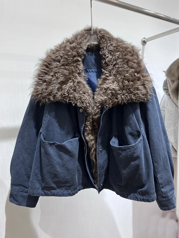 เสื้อแจ็คเก็ตพัฟเฟอร์ผู้หญิงสุดหรู MENINA สำหรับฤดูหนาว  ผ้าเดนิมสีขาว  บุด้วยขนห่านแท้  พร้อมปกขนแกะแท้ธรรมชาติ