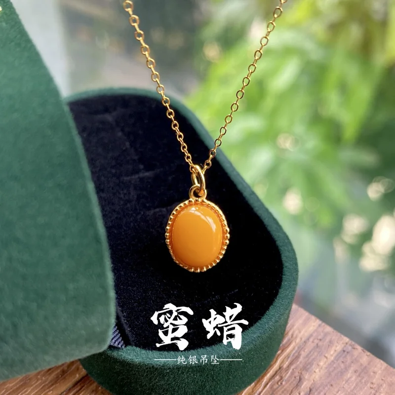 

Маленькая подвеска из натурального куриного толстого желтого пчелиного воска S925, инкрустированная серебром