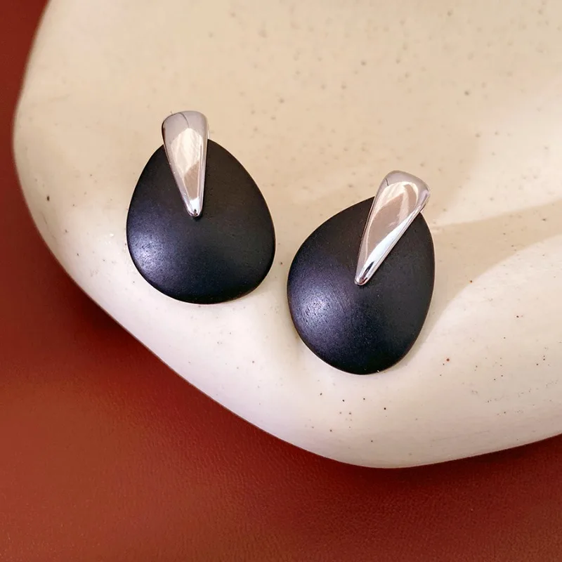 

Luxury Water-drop Black Agarwood Stud Earrings Niche Matte Metal Splicing Earrings Elegant Commuter Jewelry