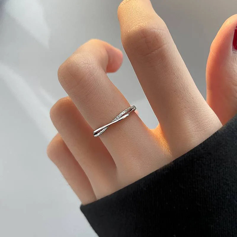 Anillo de Color plateado con línea mate, anillo cruzado Simple de estilo blanco frío para mujer, anillo de dedo índice de lujo elegante, joyería de boda