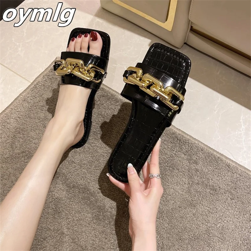 2022 neue mode metall kette eine wort hausschuhe flachen boden quadratischen kopf große größe strand sandalen und hausschuhe schuhe frau