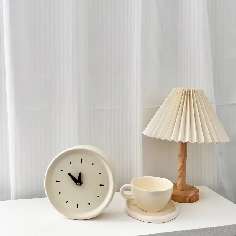 

Cream style desktop silent small clock, household ornaments, table decoration, small table clock, bedroom bedside clock