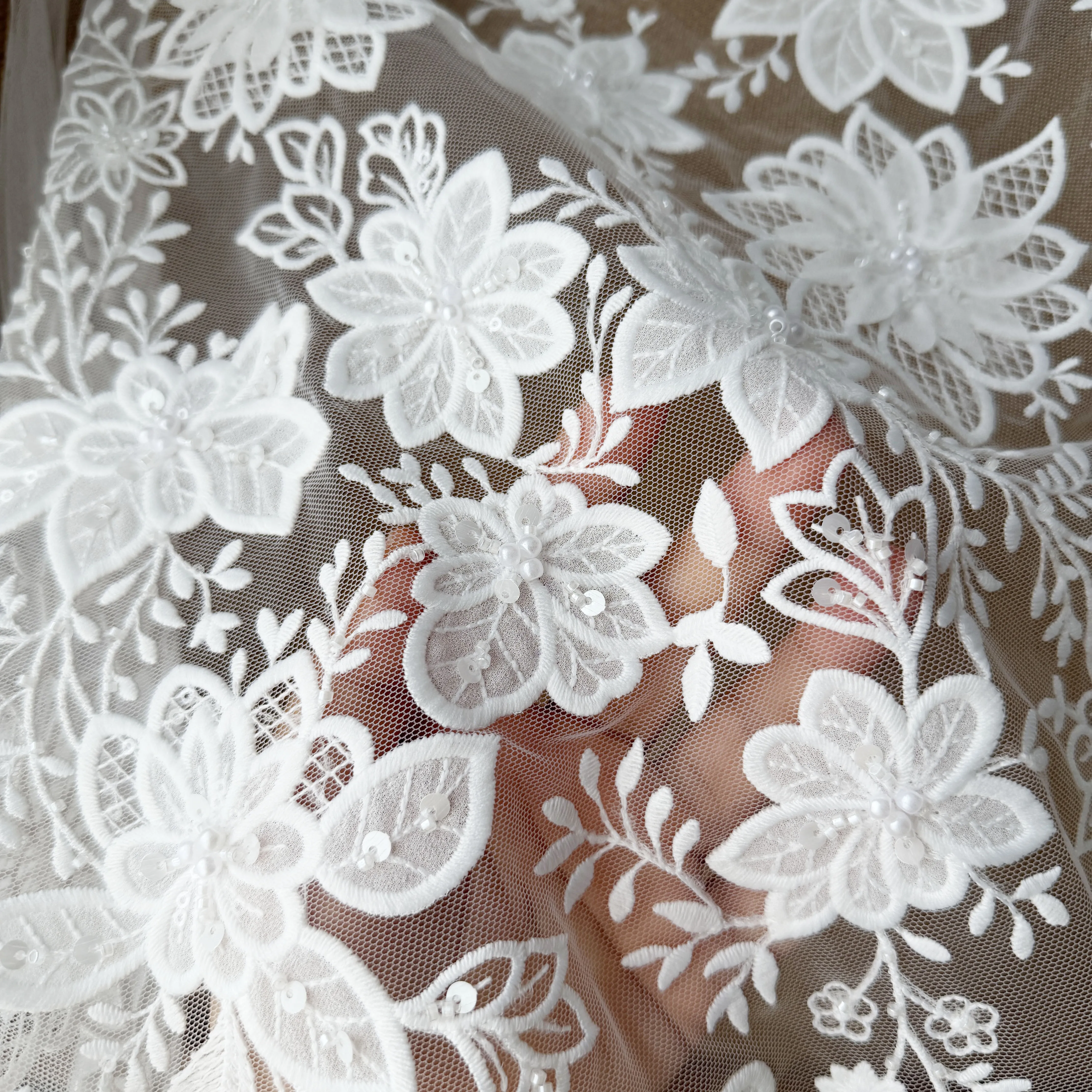 Hochwertige Gänseblümchen 3D-Blumen Nagelperlen Spitzenstoff für Hochzeitskleider Handgefertigte DIY-Accessoires Meterware – Detail 6