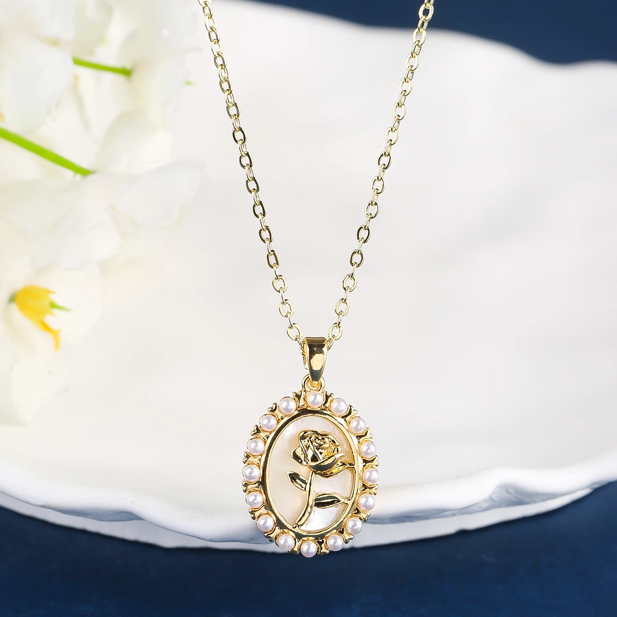 Hot Selling Color Copper Gold-plated Rose Pendant Necklace Ladies Fashion Party Travel Preferred Light Luxury Niche Gifts