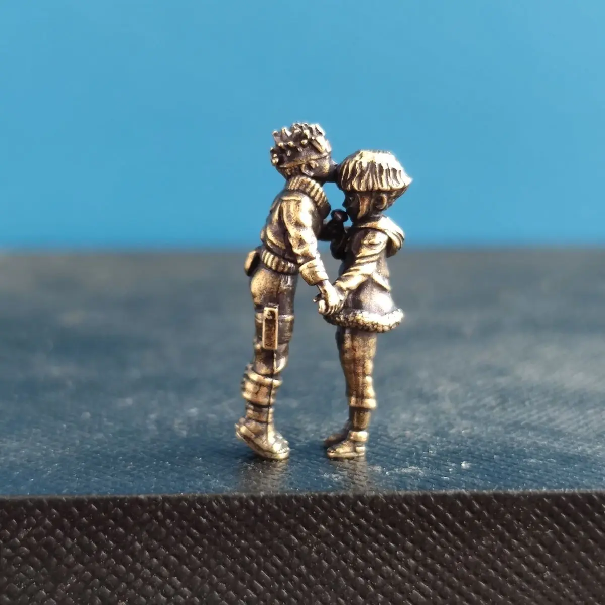 Mini-Statue für Anime-Paare aus Messing – Ninja Romance Diorama-Szene, 2,5 cm Miniatur-Sammlerstück für die Schreibtischpräsentation