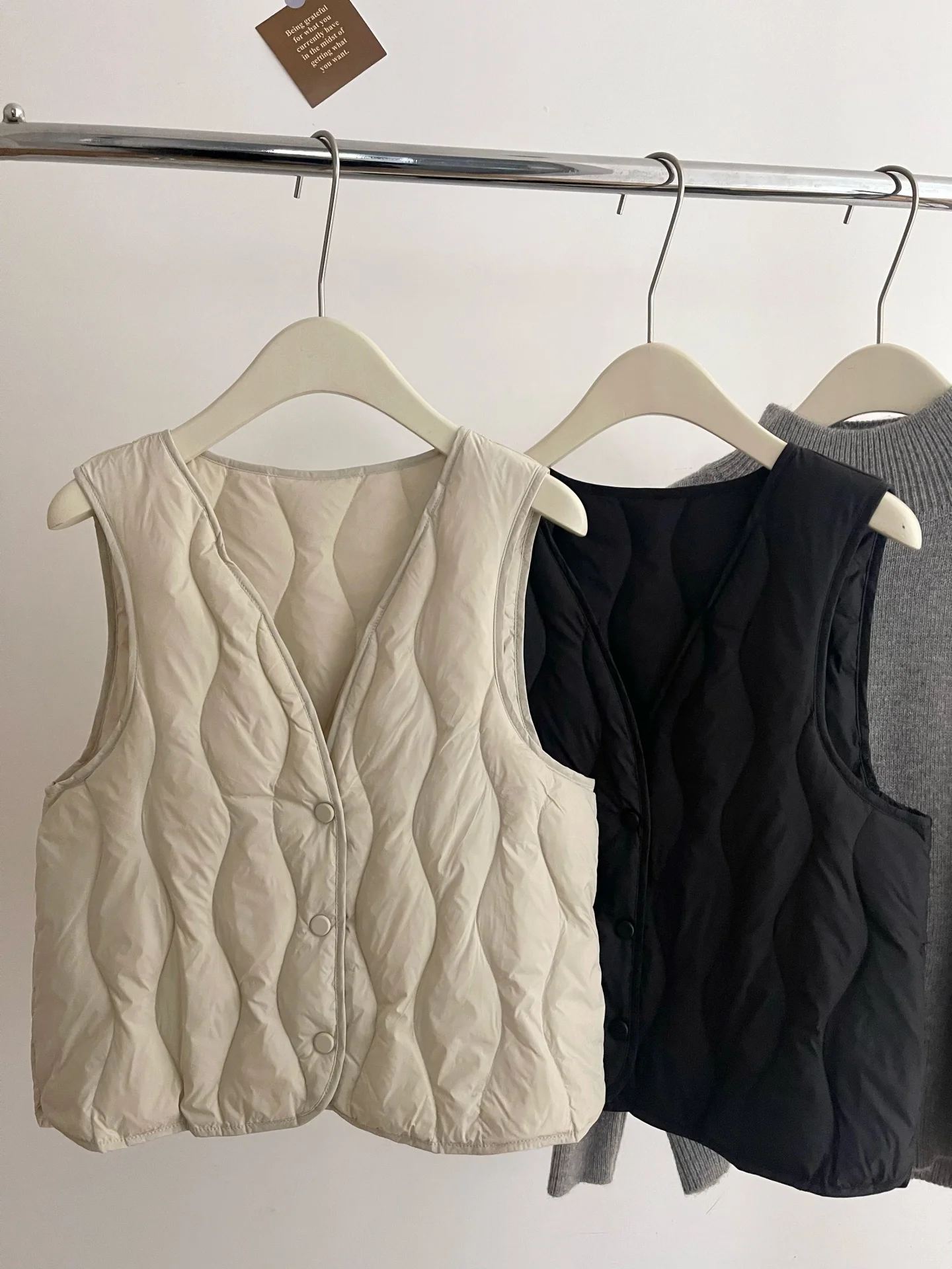 

Thermally Efficient V-Neck down Vest Lightweight Comfortable 90% White Duck down Inner for Winter Layering