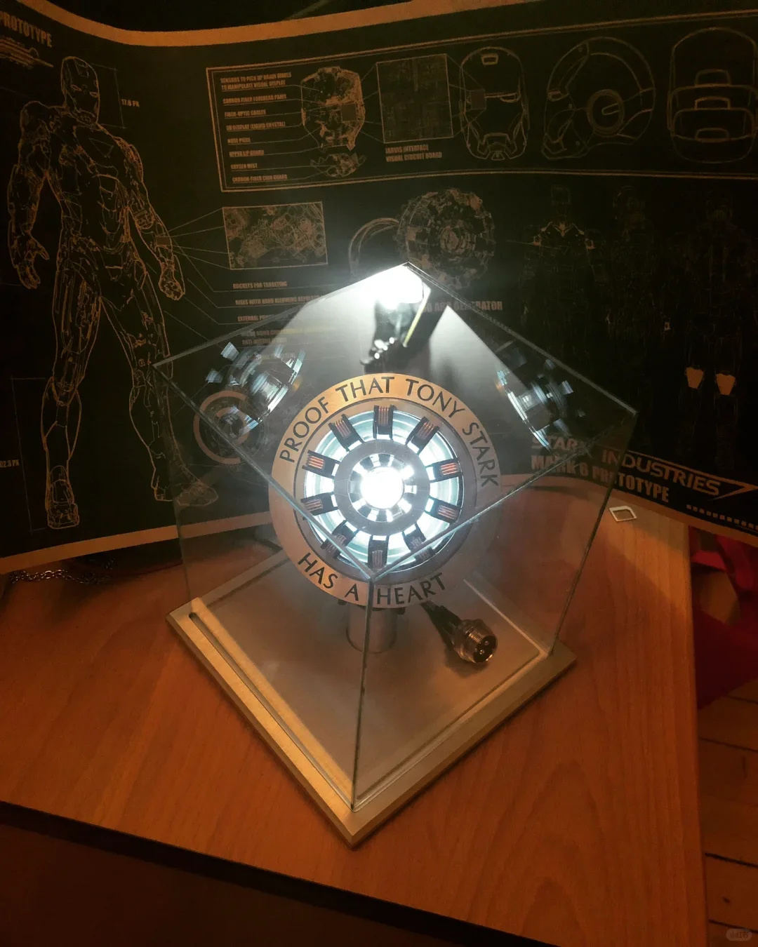 

Avenger Iron Man Mk1 Reactor Tony Stark Heart Of Mark Figure LED Light Model 1:1 Cosplay Toys Chest Lamp Kids Surprise gift