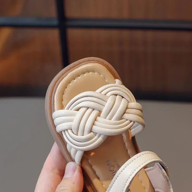 รองเท้าแตะเด็กผู้หญิงแฟชั่นเจ้าหญิงรองเท้าชายหาด 2025 ยี่ห้อใหม่ผูกสานสไตล์แฟชั่นเด็กฤดูร้อนรองเท้าแตะนุ่มน่ารัก