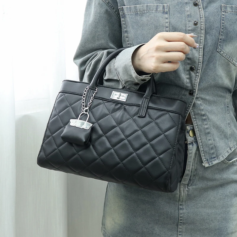

Popular Classic Ladies Shoulder Bag Leather Handbag, Famous Designer Crossbody Messenger Bag Spacious And Stylish For Travel