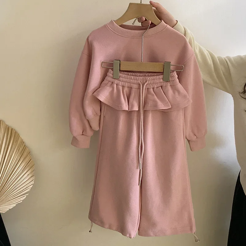 طقم سويت شيرت وردي مكون من قطعتين 2025 ربيع جديد كوري غير رسمي سروال برباط وردي ملابس أطفال عصرية #1