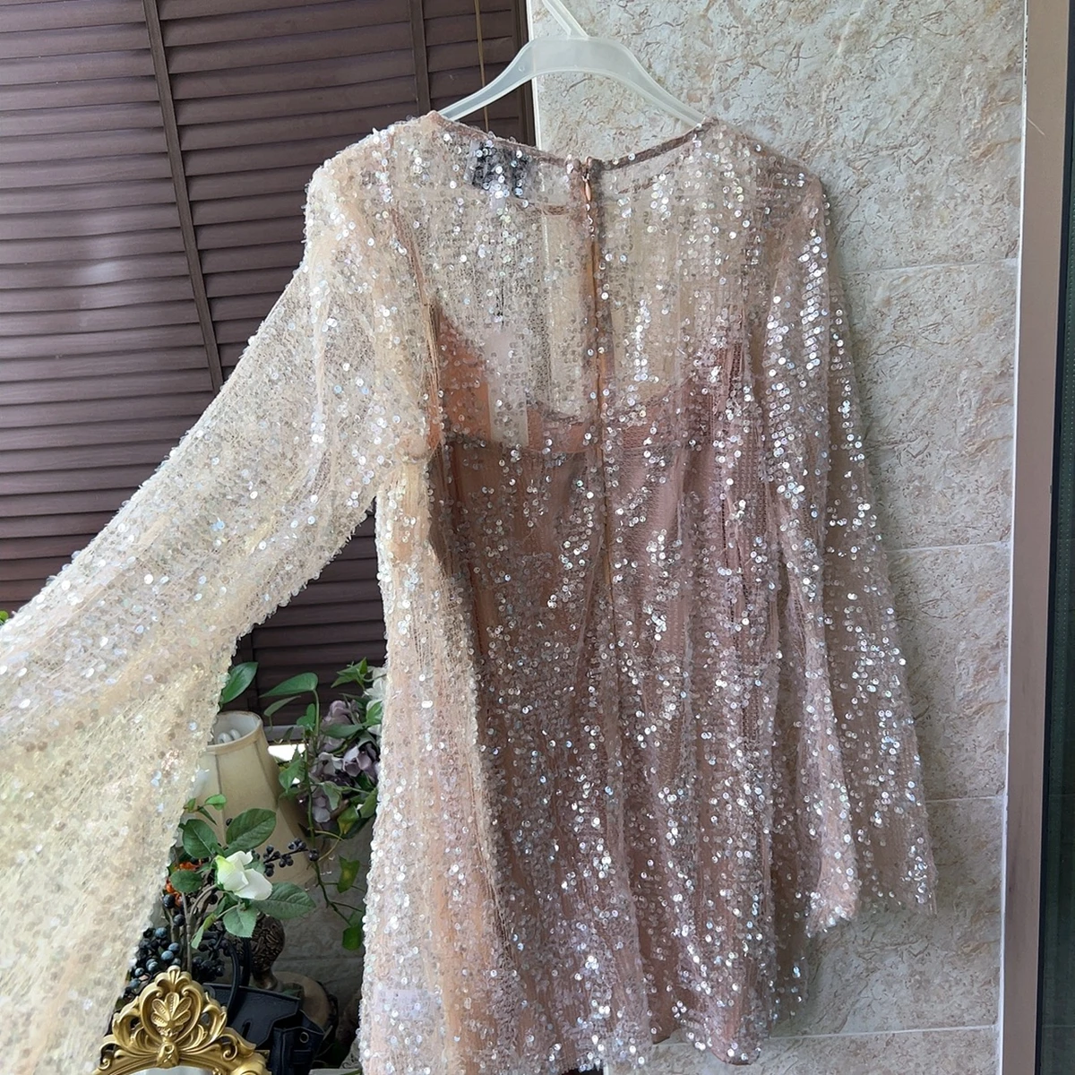 Fairy โปร่งใส Sequins Nude หลวมชุดสั้นฤดูร้อนใหม่ผู้หญิง SHEER ประกาย O คอยาว Flare Sleeve ชุดมินิลําลอง
