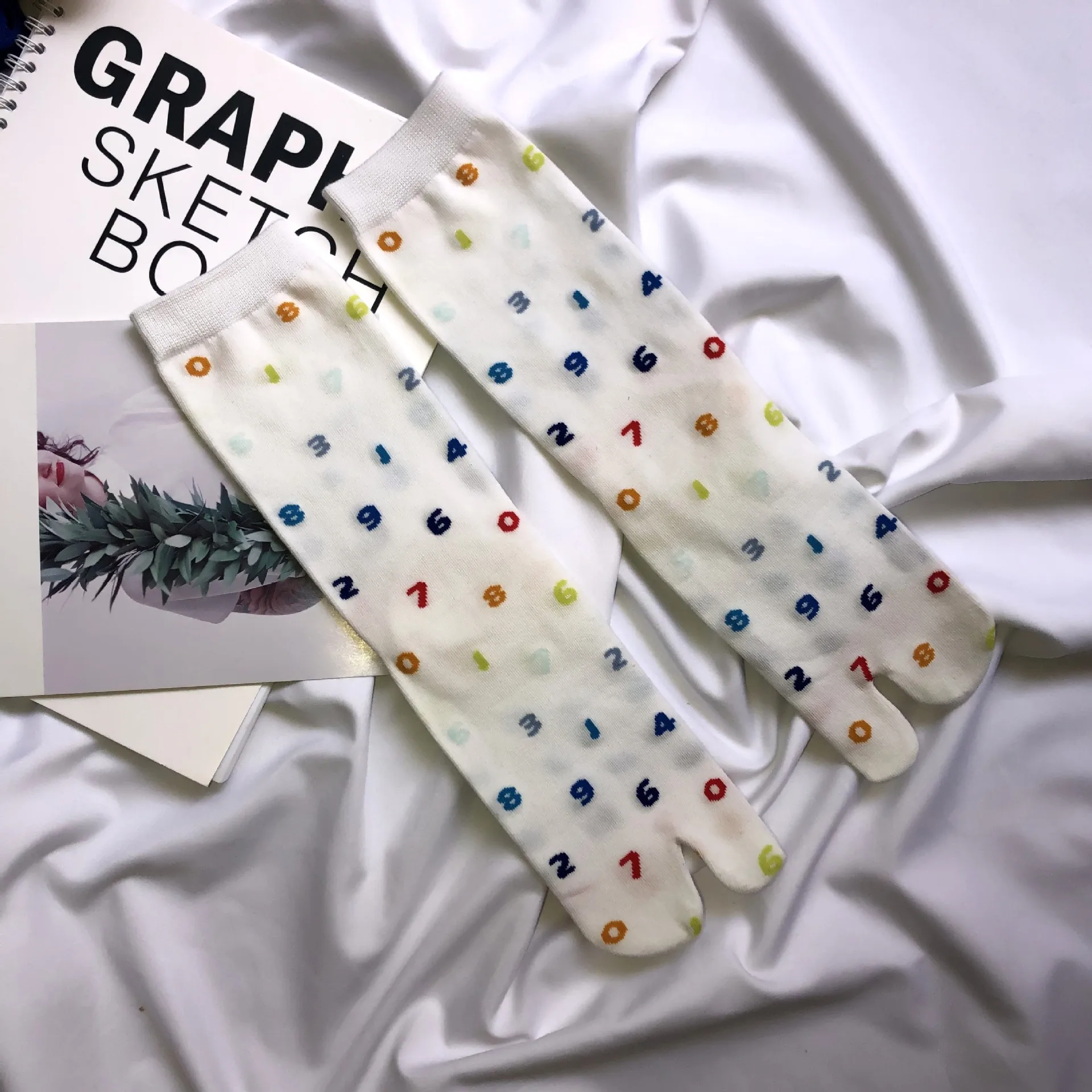 Chic Japanischen Jacquard Split Toe Socken Mode Digitale Gekämmte Baumwolle Zwei Zehen Socken Frauen Koreanische Harajuku Zwei Finger Tabi Socken – Detail 9