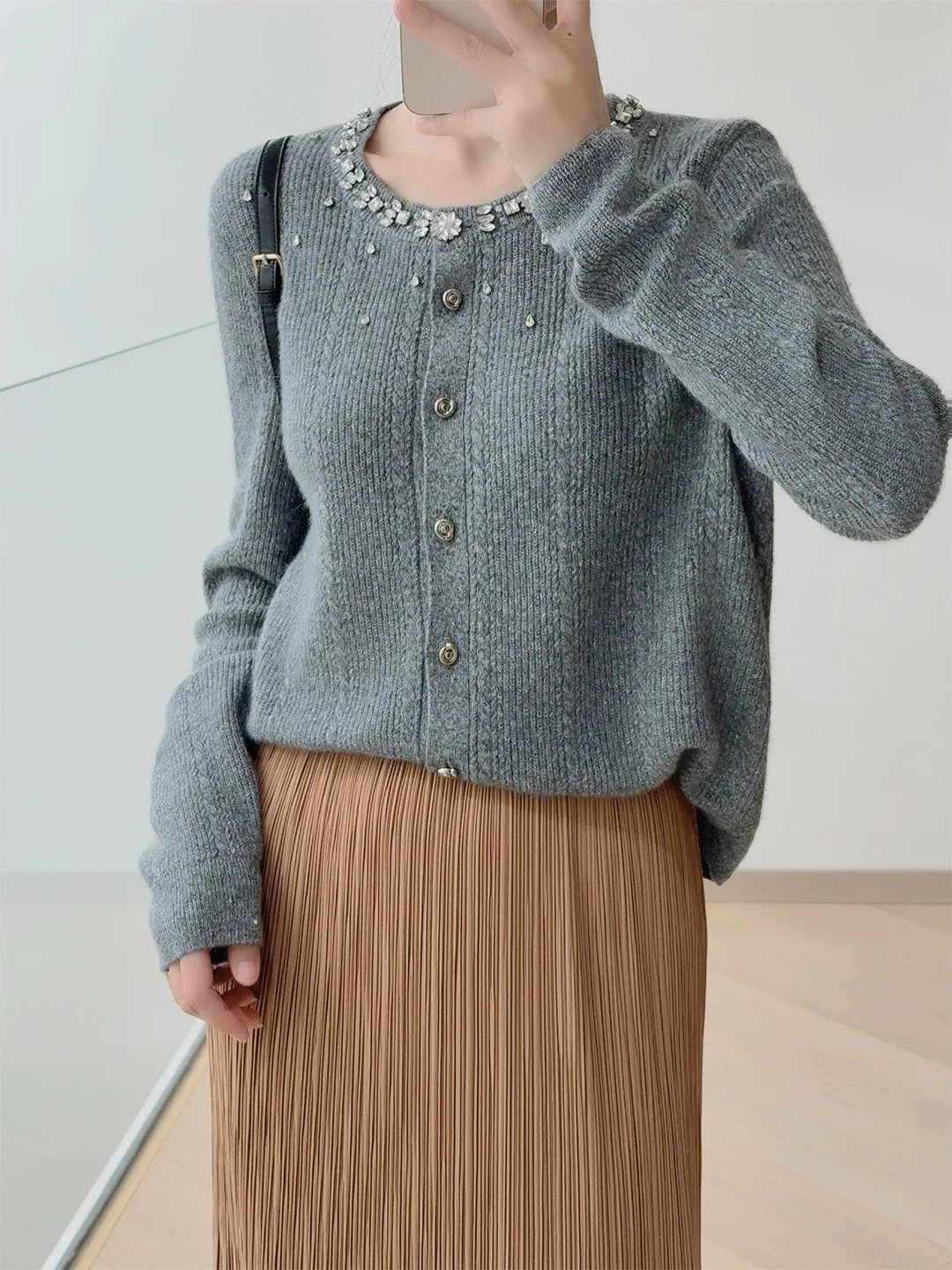 

Специальное предложение для любителей животных: Женский кардиган из льняной ткани с жемчугом и стразами, модель 599 Ele Pearl And Diamond Embellished Camere.