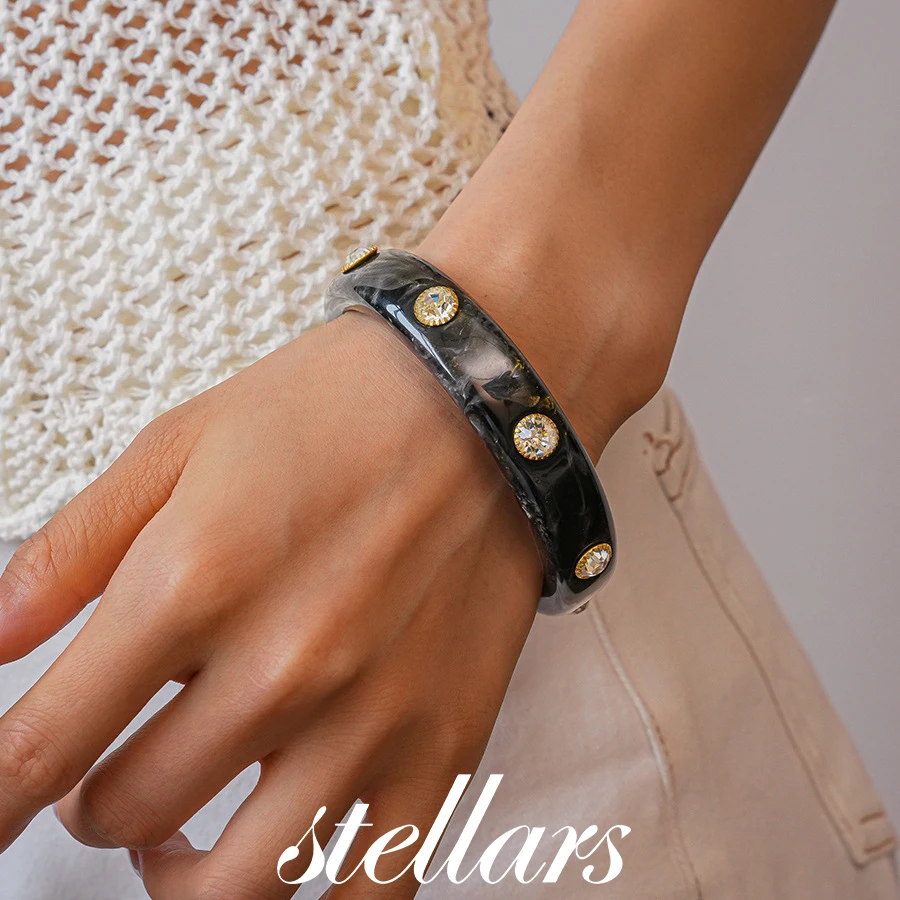 

Fashionable Minimalist Acrylic Rhinestone Geometric Black Bracelet Niche Luxe High-End Accessory for Stylish Women