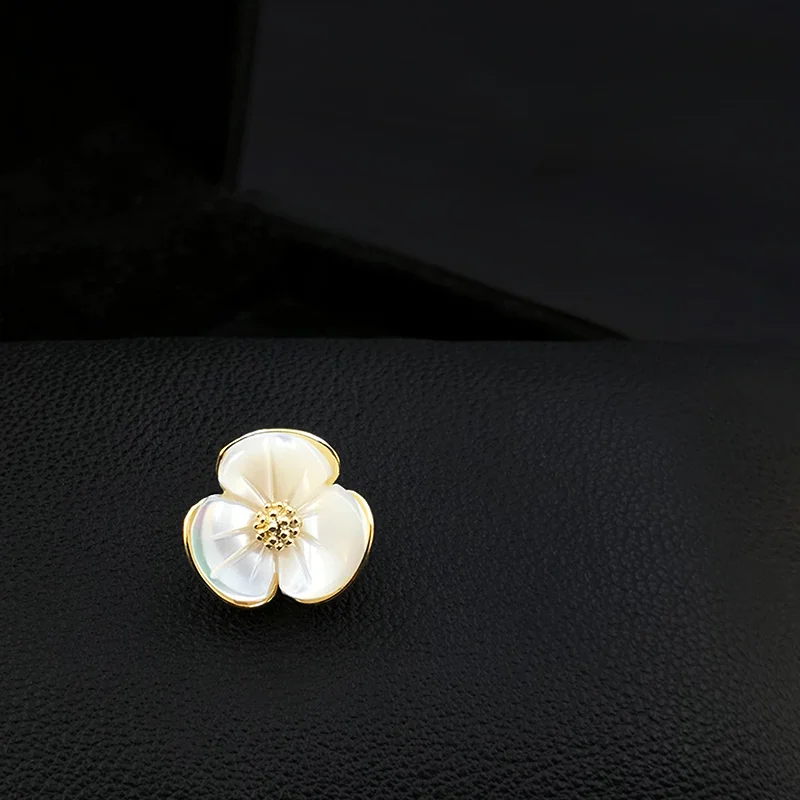 Shell Flower Brooch Small Shirt Anti-Exposure Buckle Cardigan Corsage White Jewelry Collar Pin Clothing Accessories 3708