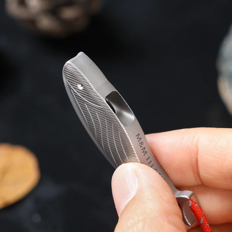 التيتانيوم النقي في الهواء الطلق صفارة إنقاذ المحمولة عالية التردد صافرة لطيف شكل السمكة صافرة للتخييم والمشي لمسافات طويلة