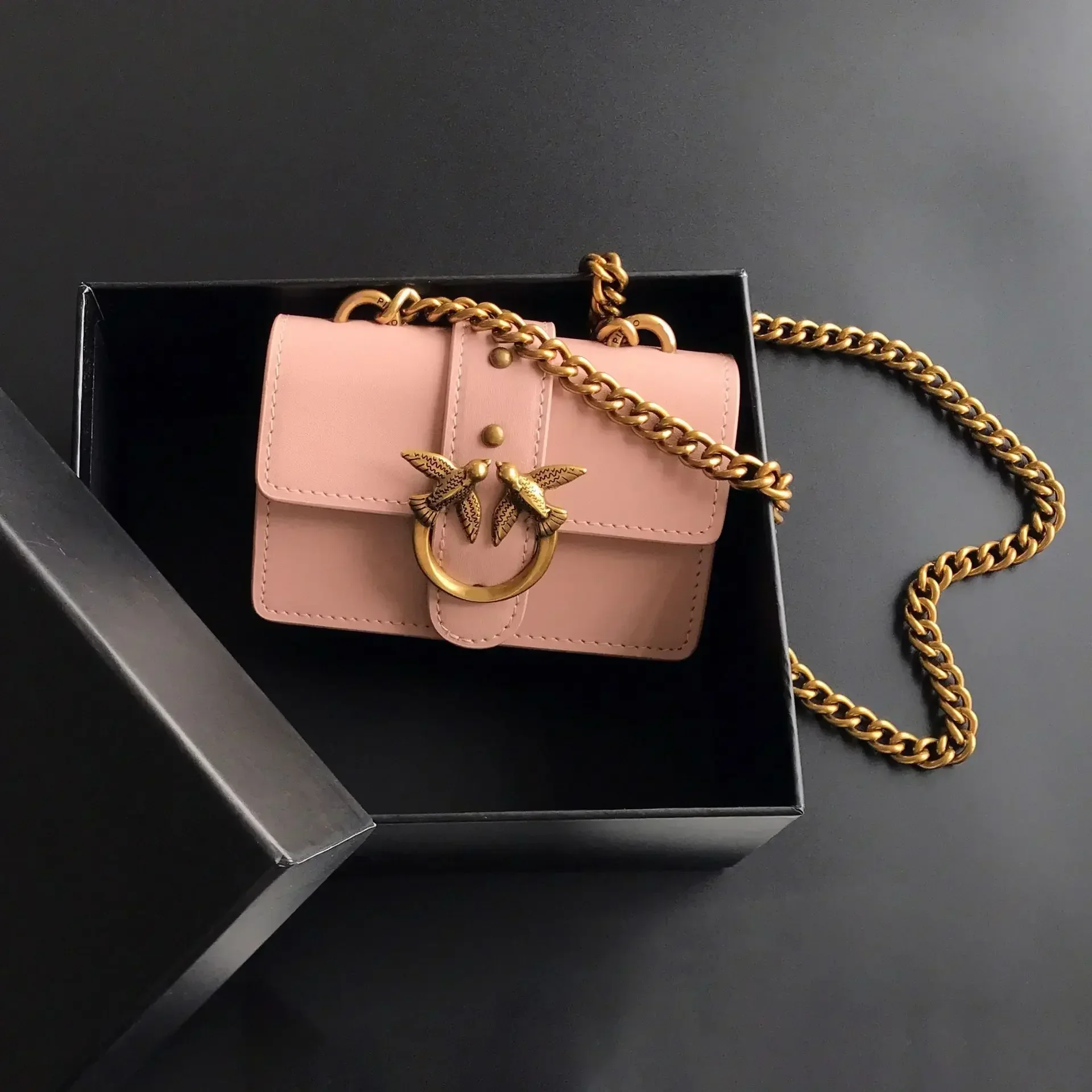 2026 Neue Damen-Umhängetasche in Beige mit V-Steppung, PU-Leder, Goldener Schwalbenverschluss, Ketten-Mini-Schultertasche für den Alltag, Dating, Hochzeit, Bestseller – Detail 34