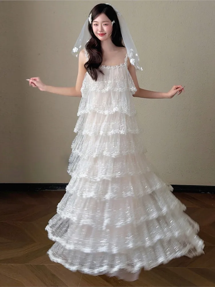 

Нежный топ-халтер, легкое белое платье-кейк для утра, элегантное, с пайетками.