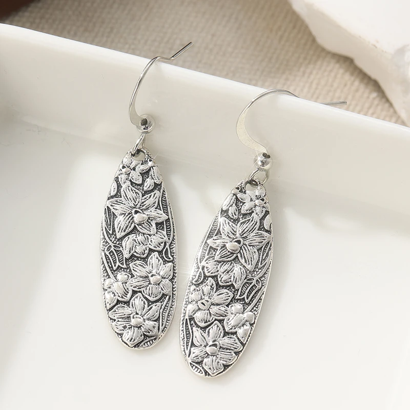 Kreative silberfarbene Blumen-Ohrhänger für Damen, handgeschnitzte geometrische Ohrringe aus Metall für Partys – Detail 2