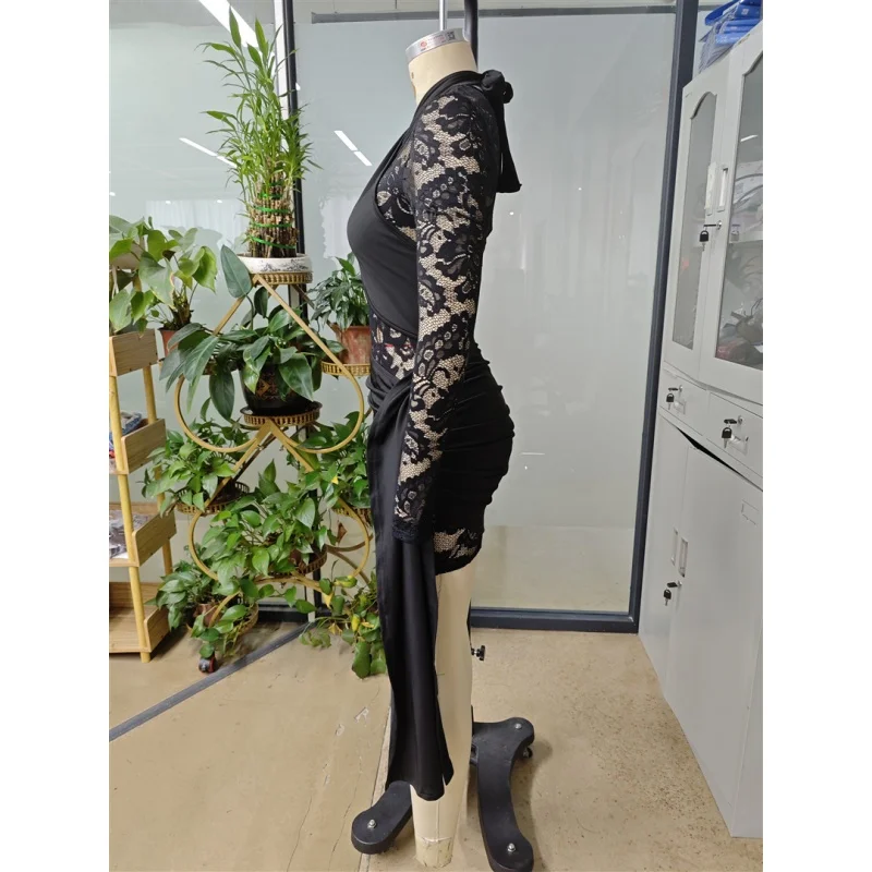 Damen-Kleid mit Kreuz-Neckholder, Spitze, Patchwork, Mini-Bodycon-Schnitt, langen Ärmeln, transparentem Netzstoff, gerafftem Bund und Wickeldetail, kurzes Club-Party-Kleid – Detail 4