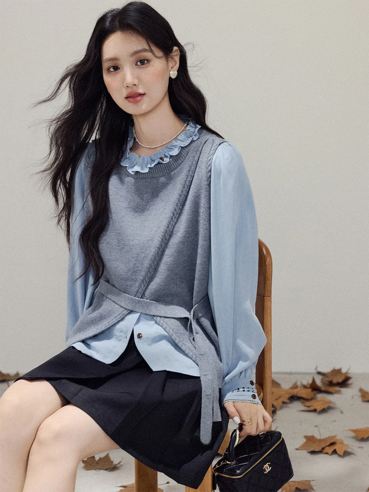 

Синий женский комплект из двух предметов: рубашка с длинным рукавом и жилет. Модный осенний комплект, отлично сочетается с брюками, дышащий, свободного кроя.