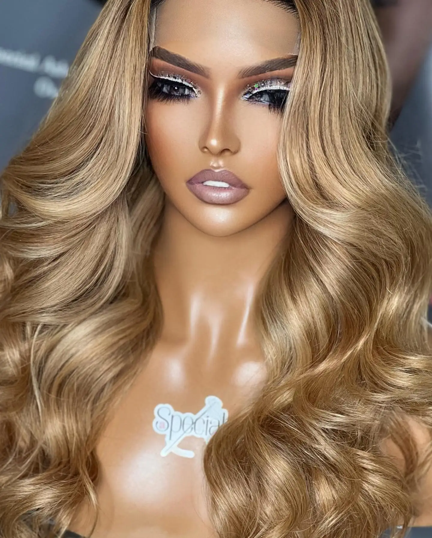 

Теплый светлый парик Премиум Карамельный балаяж Синтетический парик HD Парик фронта шнурка Бесклеевой 13x4 Реалистичный вид Фронтальные парики для женщин