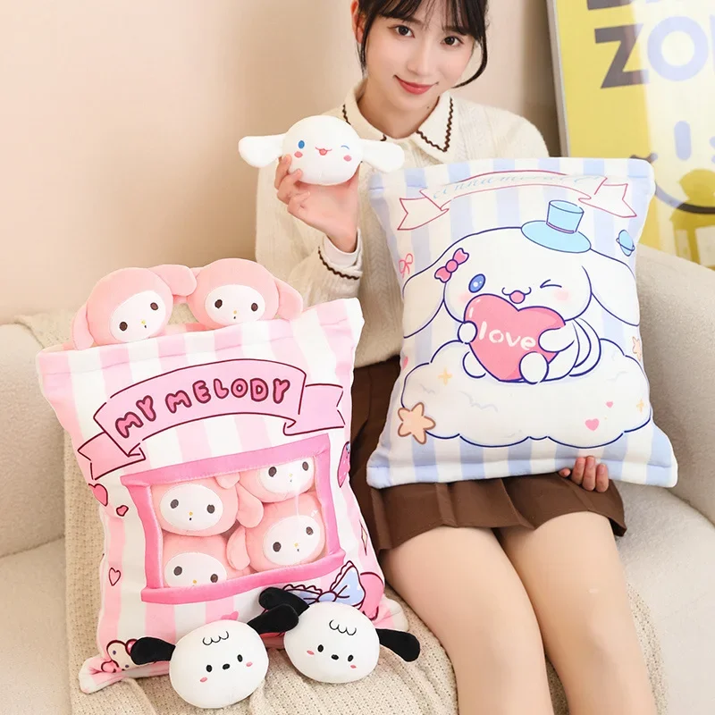

Soft Cute 6pcs Doll in Bag Plush Toy Creative Kuromi My Melody Cinnamoroll Pochacco Plushies Home Decor Throw Pillow Girl Gift