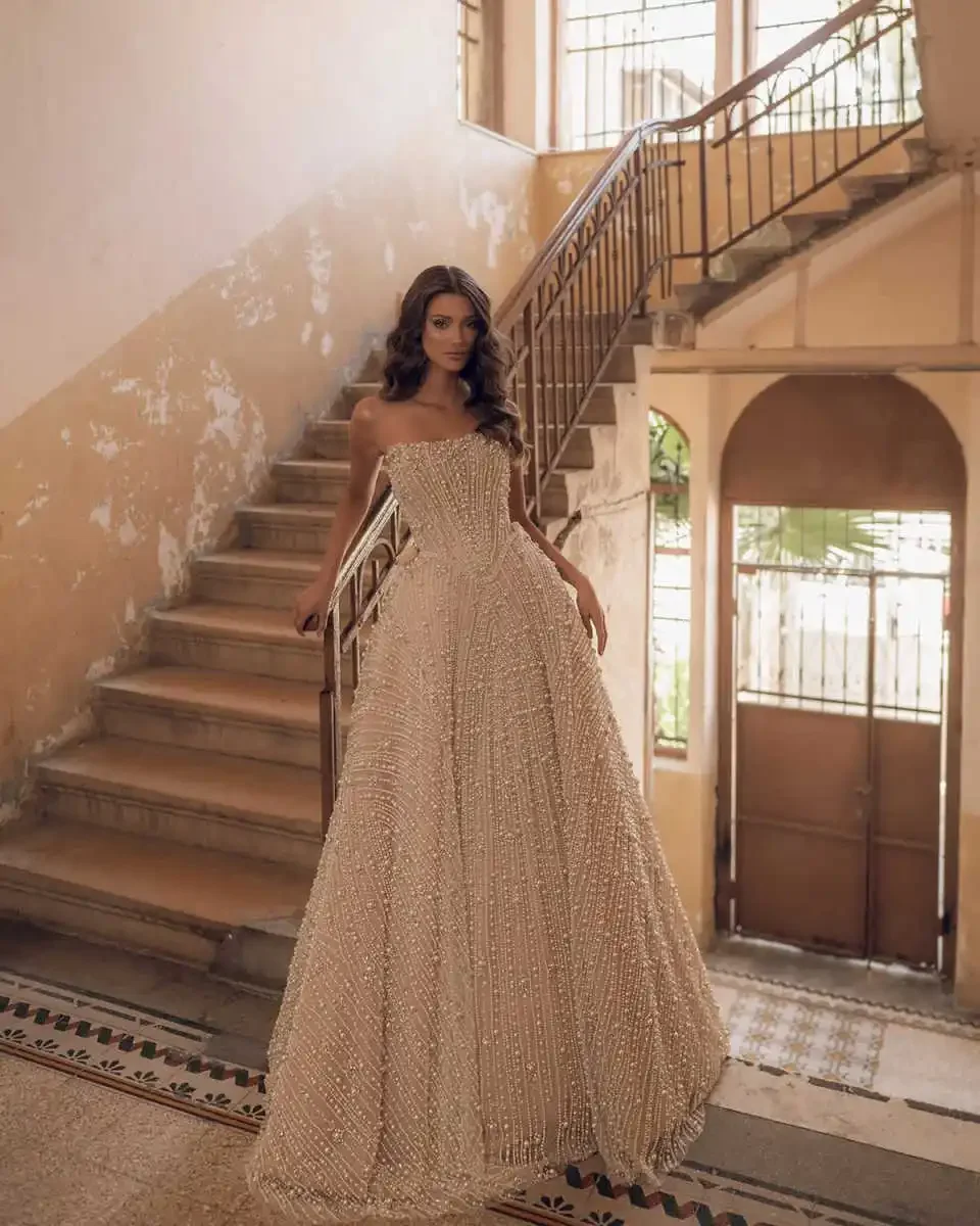 فستان زفاف فاخر مخصص بدون حمالات على شكل حرف A فستان زفاف مطرز بالدانتيل مطرز باللؤلؤ سويب تراين فيستدوس دي نوفيا