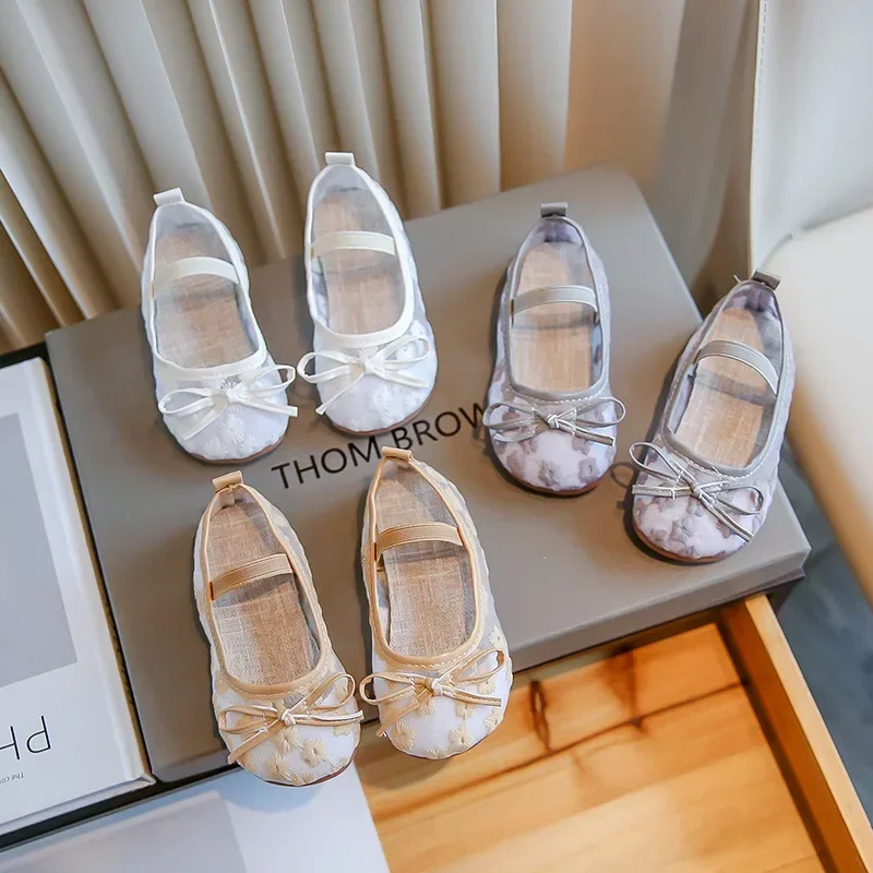 

Сетчатые дышащие слипоны для девочек, симпатичные туфли с цветочной вышивкой и бантом, с круглым носком, нескользящая Мягкая подошва, удобная Уличная обувь