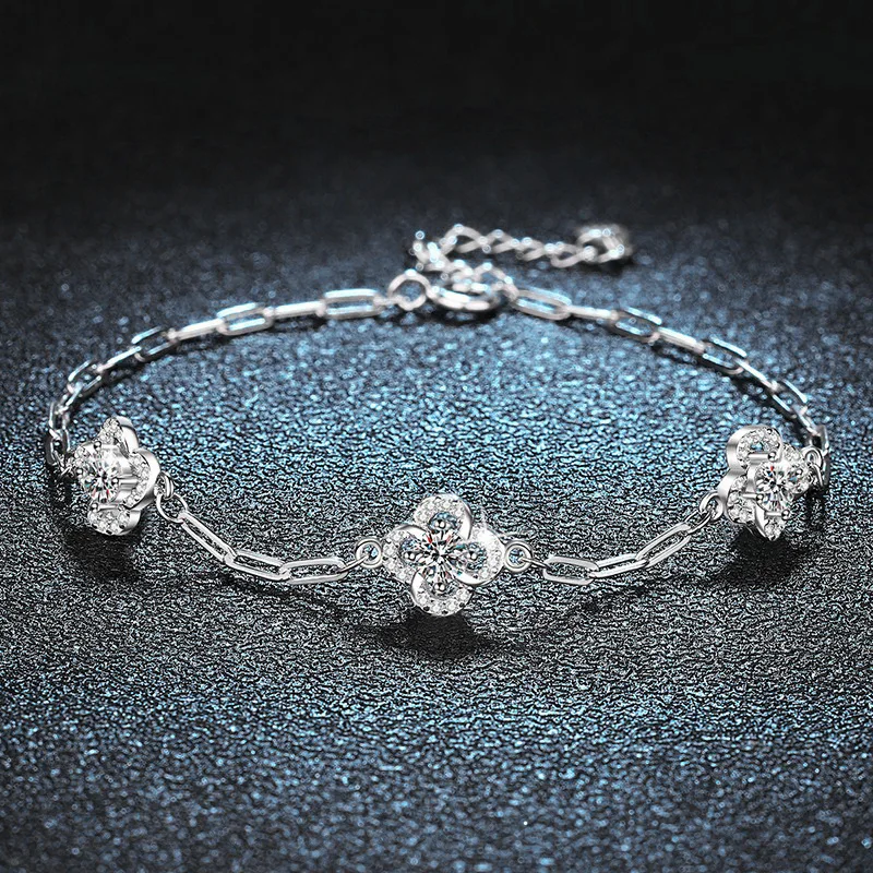 

Элегантный женский браслет из серебра S925 с клевером и муассанитом. Родиевое покрытие, сертифицированное GRA. Бесплатная подарочная коробка и ткань