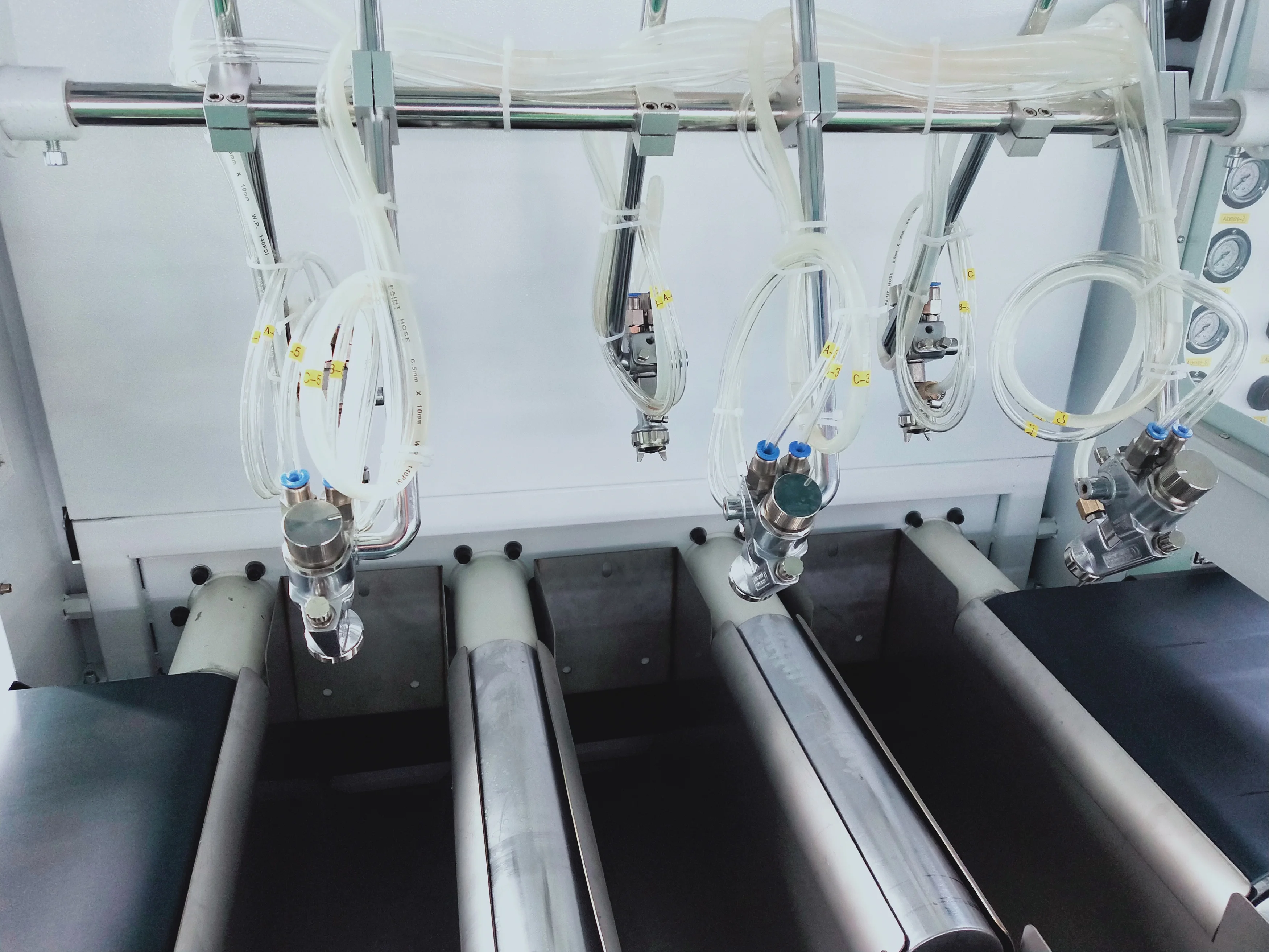 Macchine automatiche per verniciatura a spruzzo per porte di armadi Macchine per la lavorazione del legno