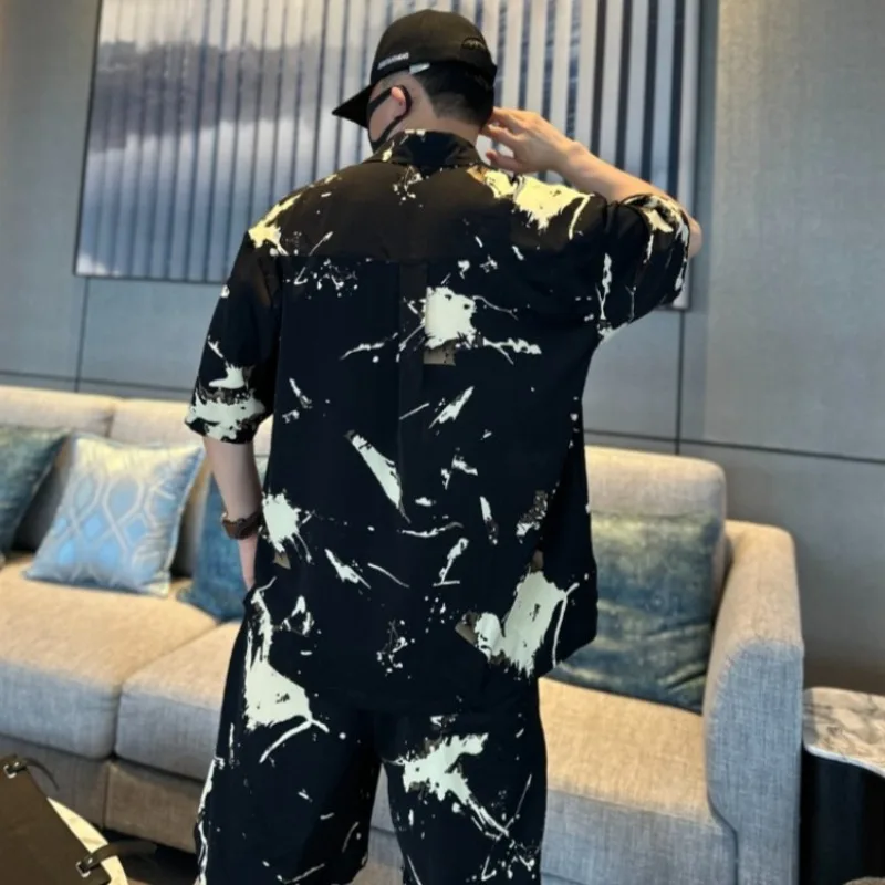 

Летний мужской комплект 2026: рубашка с коротким рукавом и шорты средней длины, уникальный дизайн, стильный повседневный образ