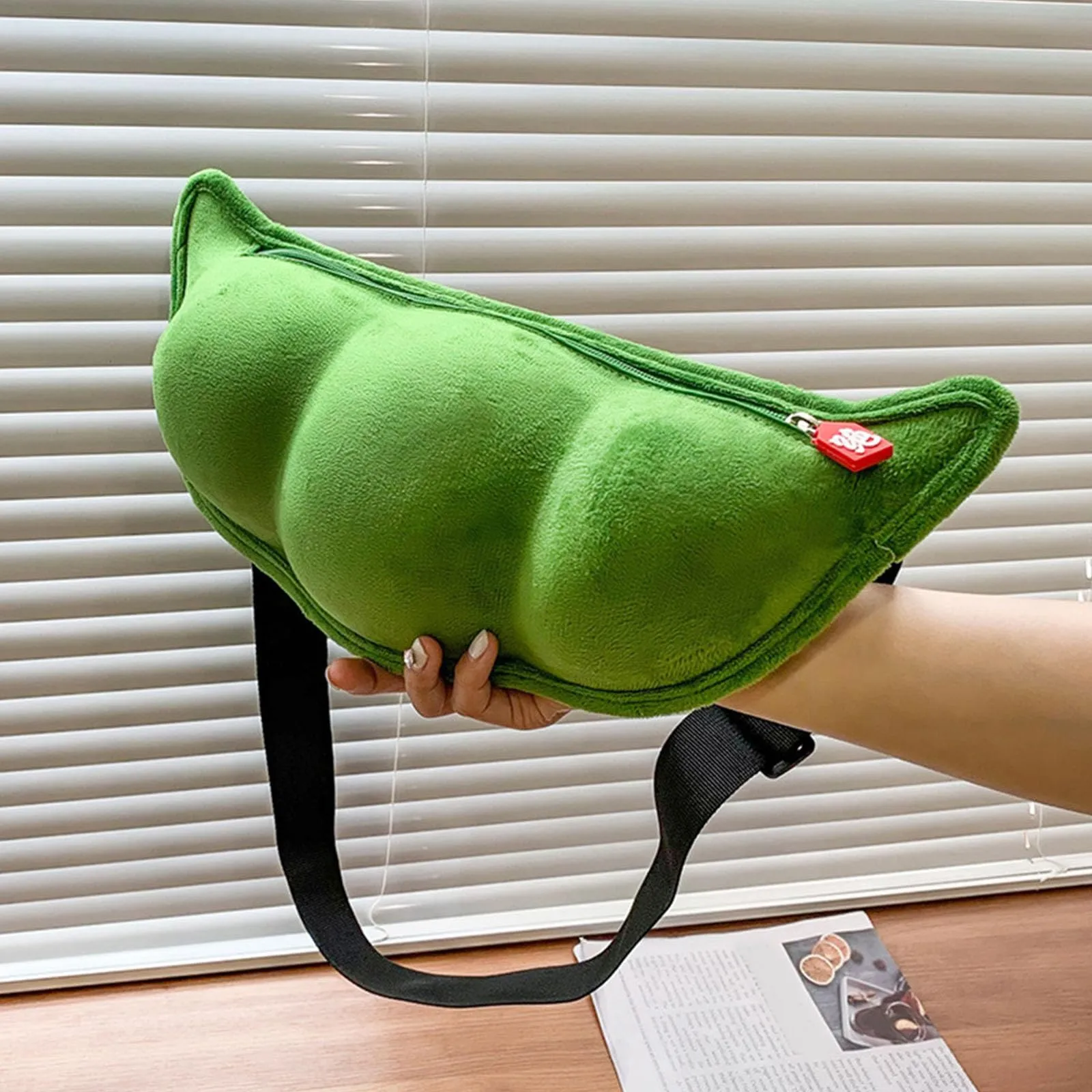 

Creative Edamame Shape Ladies Messenger Bag Plush Pea Shoulder Bag Fun and Funny Chest Bag Bolsa De Mensajero