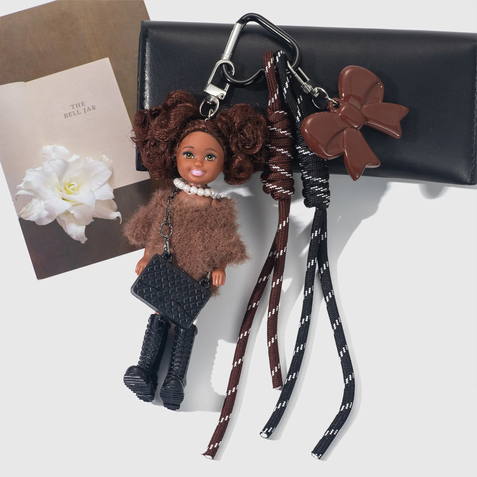 Retro Lalka Kylie w stylu retro, afrykańska, ciemnowłosa, urocza, z kokardką, breloczek, ozdoba do plecaka, zawieszka, lalka BJD, prezent dla dziewczynki