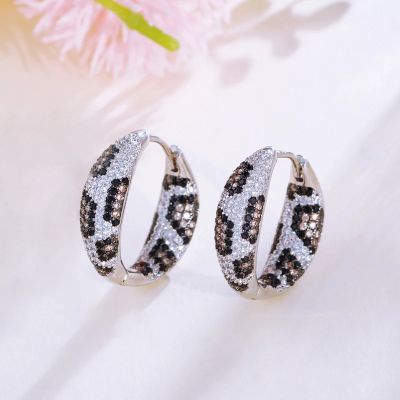 ThreeGraces 2024 Nowe błyszczące wielokolorowe cyrkonie Leopard Snake Shape Hoop Kolczyki dla kobiet Luksusowa modna biżuteria na co dzień E1913