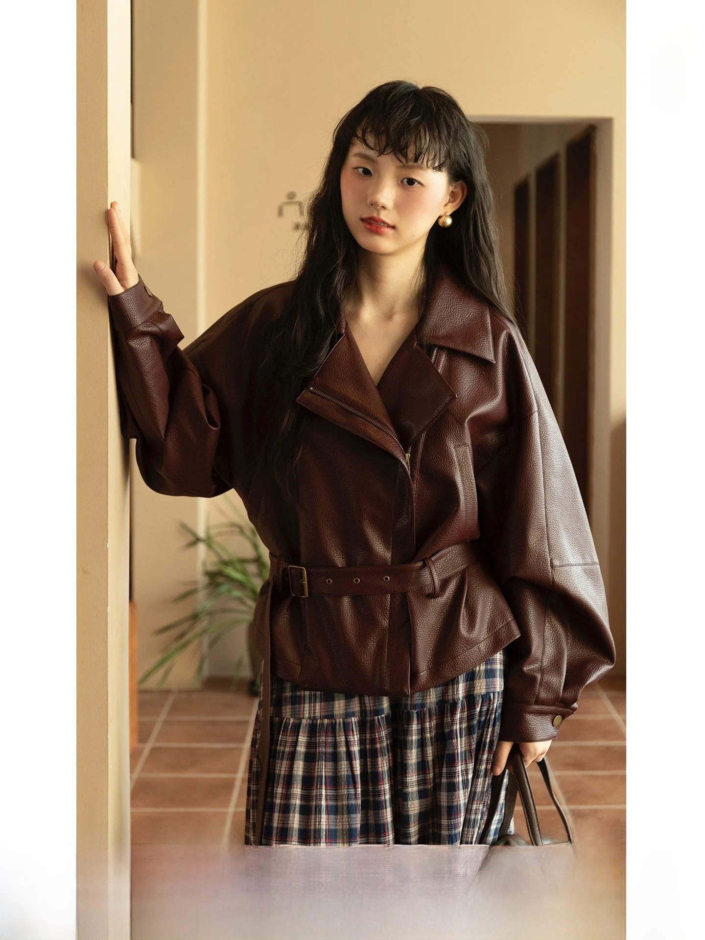 Jaqueta Feminina de Couro Vermelho Vinho BUD com Cinto e Gola Grande – Nova Coleção Outono – Elegante e Moderna