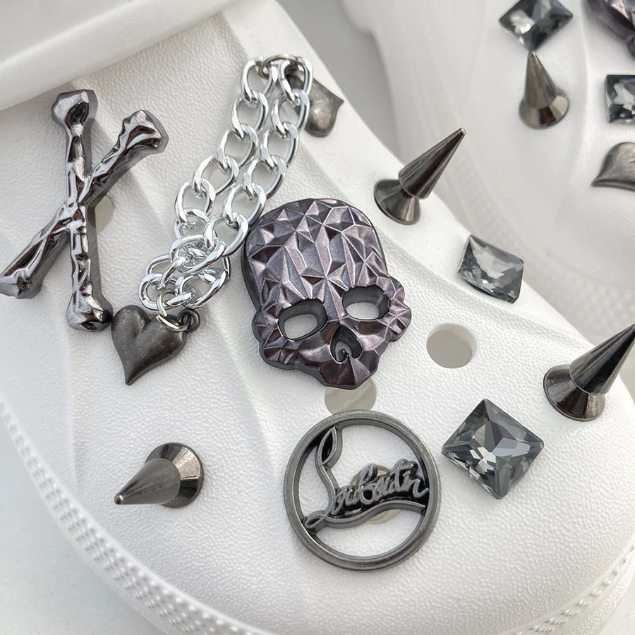 18 قطعة دلايات الجمجمة مع سلسلة المسامير الشرير مدبب أشار تو ABS الأحذية الديكور دبابيس اكسسوارات مناسبة ل قباقيب كروكس #1