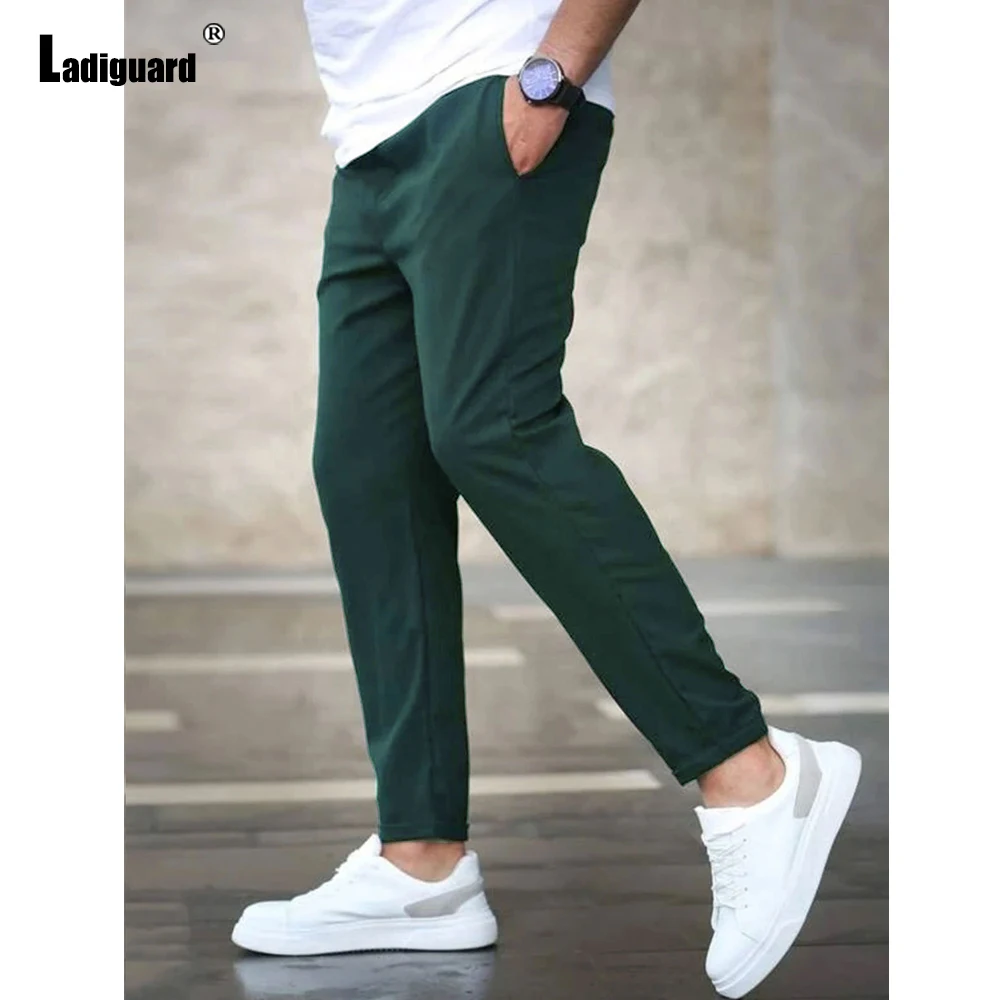 กางเกงทรงดินสอแฟชั่นฮาราจูกุปี 2025 กางเกงลำลองผู้ชายสีพื้นแบบเรียบง่าย กางเกงขายาวระดับข้อเท้า สไตล์วินเทจ เอวกลาง กางเกงชายหาด รุ่นใหม่