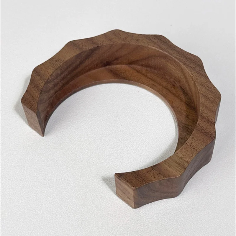 

Coffee machine with solid wood anti scald ring, wavy toothed heat shield, warm texture and smooth texture