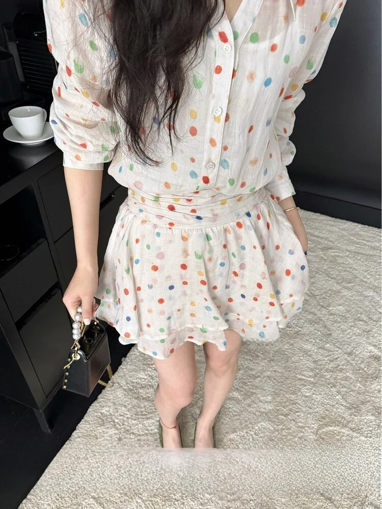 

Комплект: блузка в горошек с V-образным вырезом и кружевным подолом, юбка с высокой талией. Легкий летний женский наряд из материала Mungo.