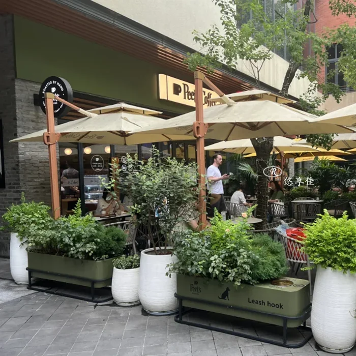 Outside the coffee shop, there are parasols, large courtyard umbrellas, outdoor umbrellas, sun umbrellas