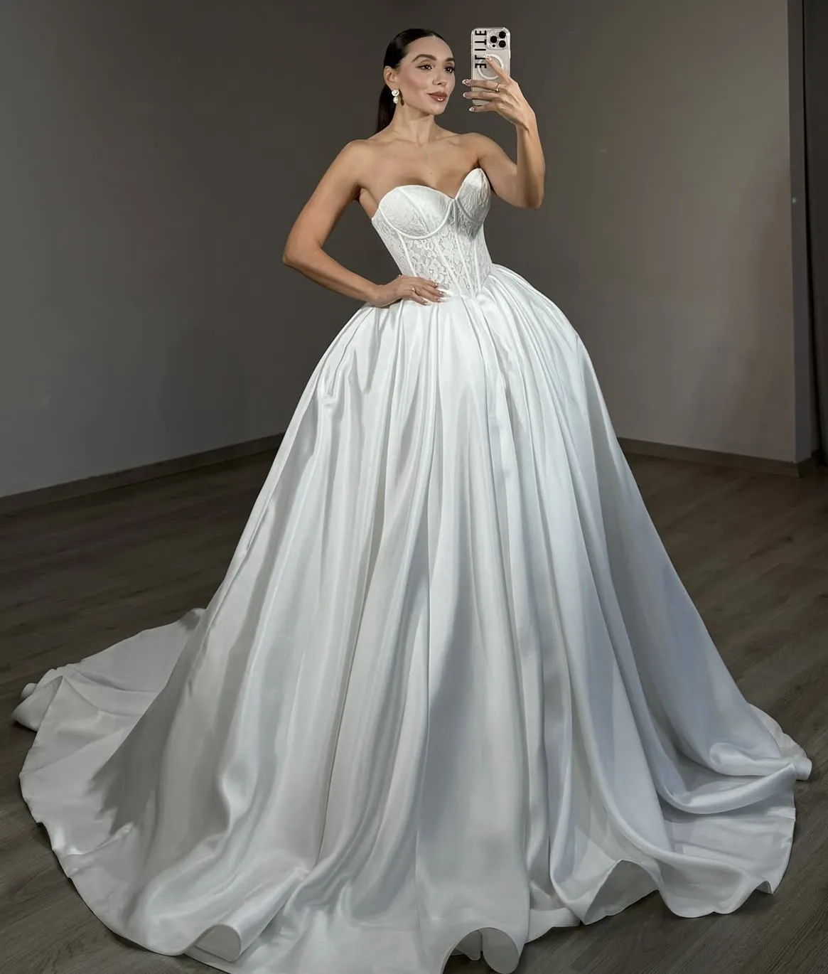 Lace Wedding Dresses Sweetheart Sleeveless High Quality Satin Wedding Dresses Lace Up Back Bridal Gowns vestido de noiva Fashion