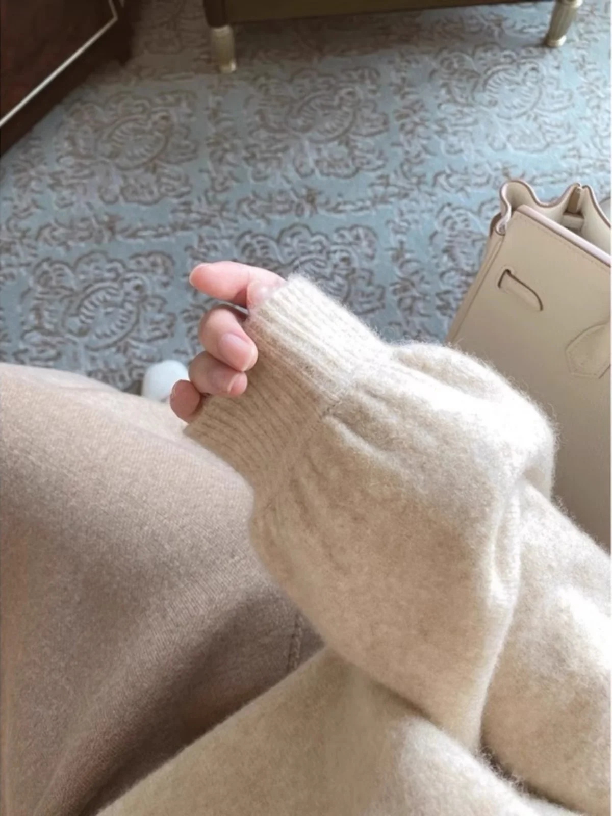 부드러운 티엔드 브이넥 여성 스웨터 루즈핏 아우터 니트 탑 파스텔 핑크 가을 겨울 편안한 레이지 스타일 캐주얼