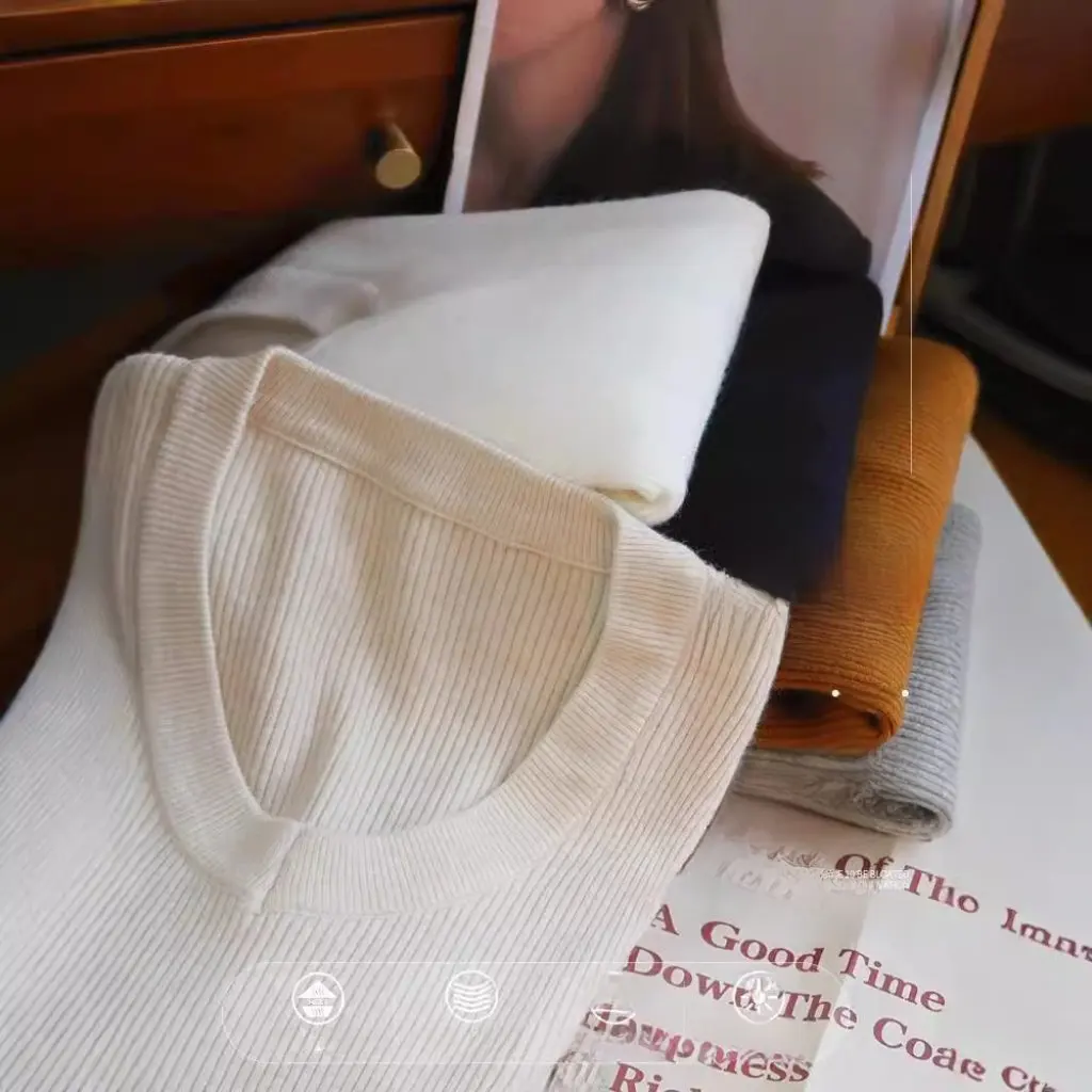 

Women's White Bottoming Shirt Small Fragrance Style Knitted U-Neck Long-Sleeved Top Low Collar Sweater for Spring & Fall